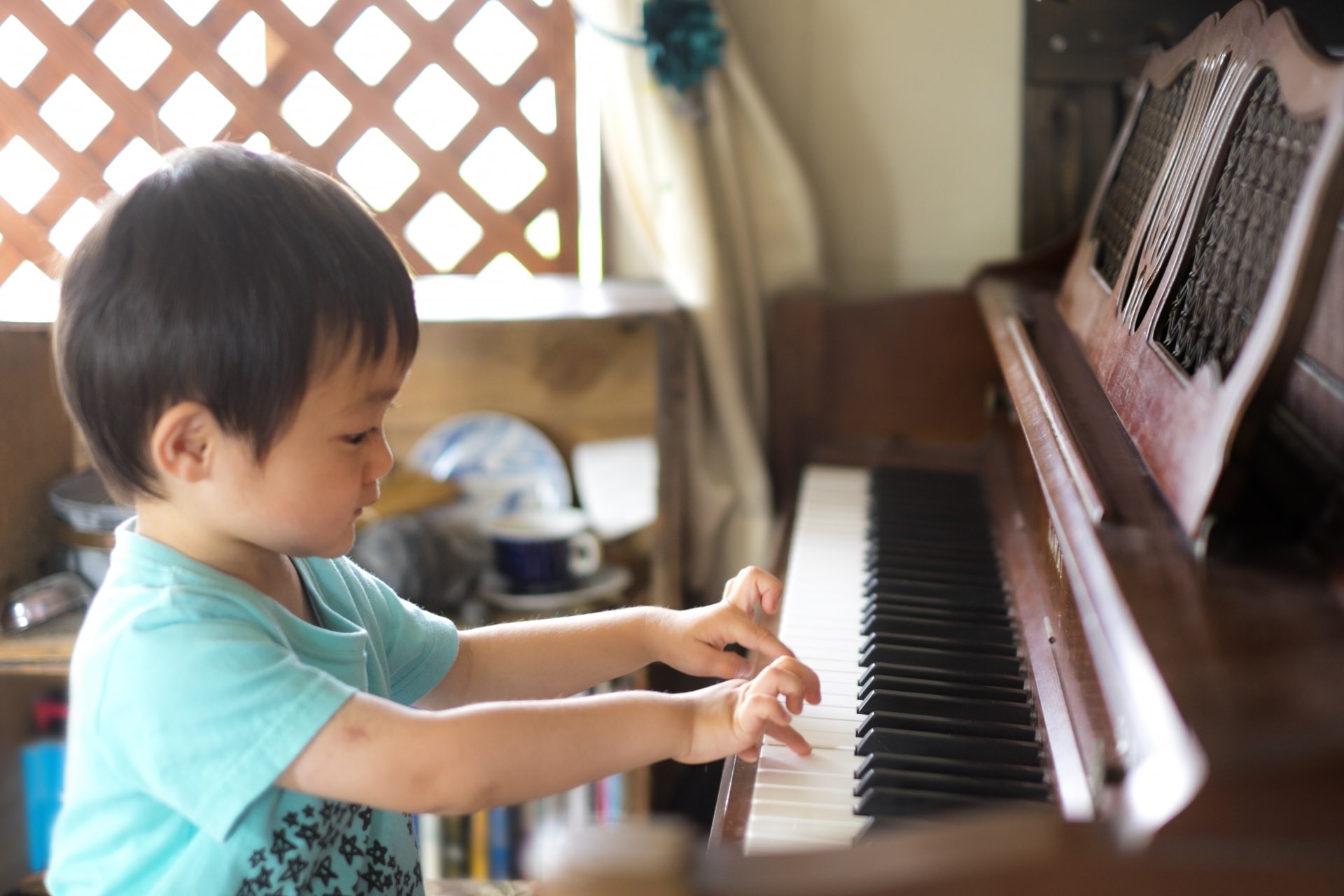 子供がピアノを弾いている様子